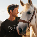 Camiseta Simples e moderno Pai de quadros brancos. 2024<br><div class="desc">Simples quadro geométrico branco com pai e testa. Texto branco personalizável de 2024.</div>