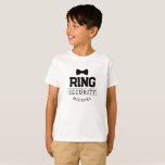 Camiseta Simples Funny Ring Segurança Casamento Favor Crian<br><div class="desc">Essa camiseta linda do garoto do casamento faz o presente perfeito para sua segurança no dia do seu casamento! Ele apresenta uma ilustração de um vínculo de arco com a legenda "Segurança do Anel". Este pino pode ser facilmente personalizado com o seu nome.</div>
