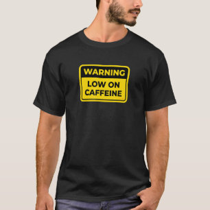 Camiseta Sinal de Aviso Engraçado Baixo em Caffeine Piada H