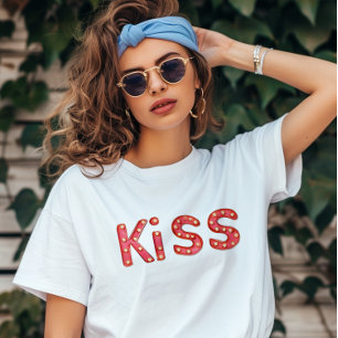 Camiseta Sinal de Beijo Letras Vermelhas
