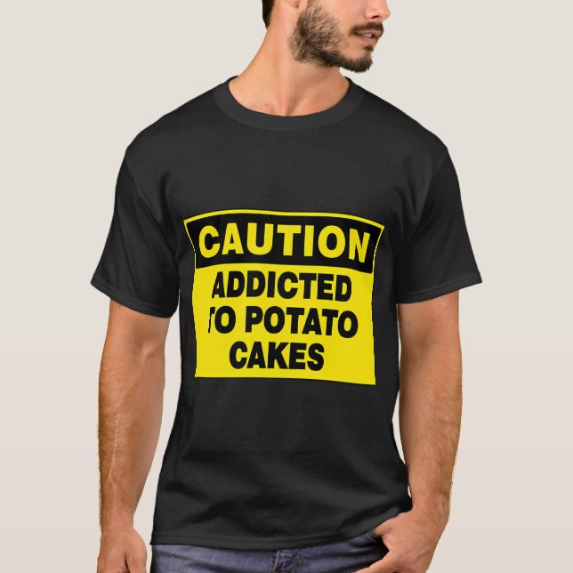 CAMISETA SINAL DE CUIDADO: VICIADO EM BOLINHOS DE BATATA, P (Frente)