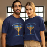 Camiseta Sindicato da Família Hanukkah Personalizado Menora<br><div class="desc">Camisas de Hanukkah personalizadas e bonitas para uma reunião de família judia ou festa de Chanukah com sinagoga. Personalize com seu próprio sobrenome ou informações de grupo em azul em volta da menorah bonito.</div>