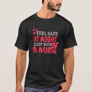 Camiseta Sinta-se Seguro à Noite Dormindo Com Uma Enfermeir