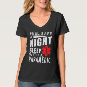 Camiseta Sinta-Se Seguro Ao Dormir À Noite Com Um paramédic
