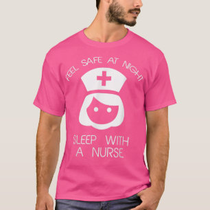Camiseta Sinta-Se Seguro Ao Dormir À Noite Com Uma Enfermei