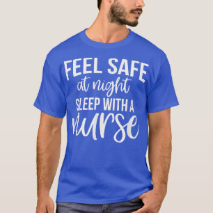 Camiseta Sinta-Se Seguro Ao Dormir À Noite Com Uma Enfermei