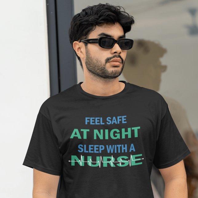Camiseta Sinta-Se Seguro Ao Dormir À Noite Com Uma Enfermei (Criador carregado)
