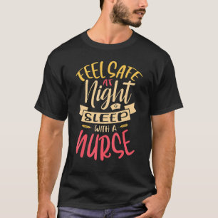 Camiseta Sinta-Se Seguro Ao Dormir À Noite Com Uma Enfermei