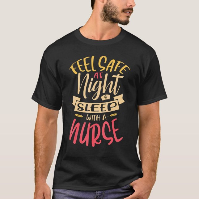 Camiseta Sinta-Se Seguro Ao Dormir À Noite Com Uma Enfermei (Frente)