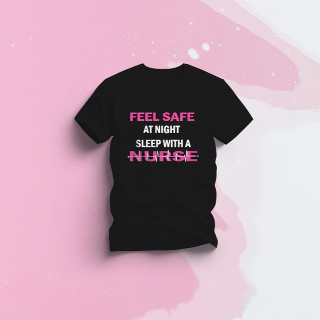 Camiseta Sinta-se seguro no sono noturno com uma enfermeira (Criador carregado)