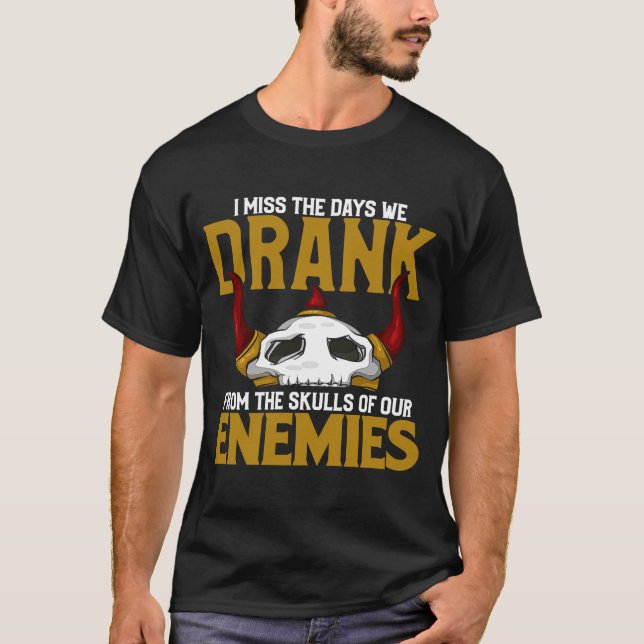 Camiseta Sinto Falta Do Dia Em Que Bebemos Das Crânios Do N (Frente)