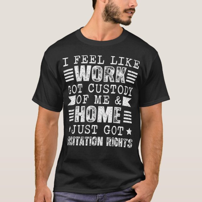 Camiseta Sinto que o Trabalho Me Levou sob Custódia Engraça (Frente)