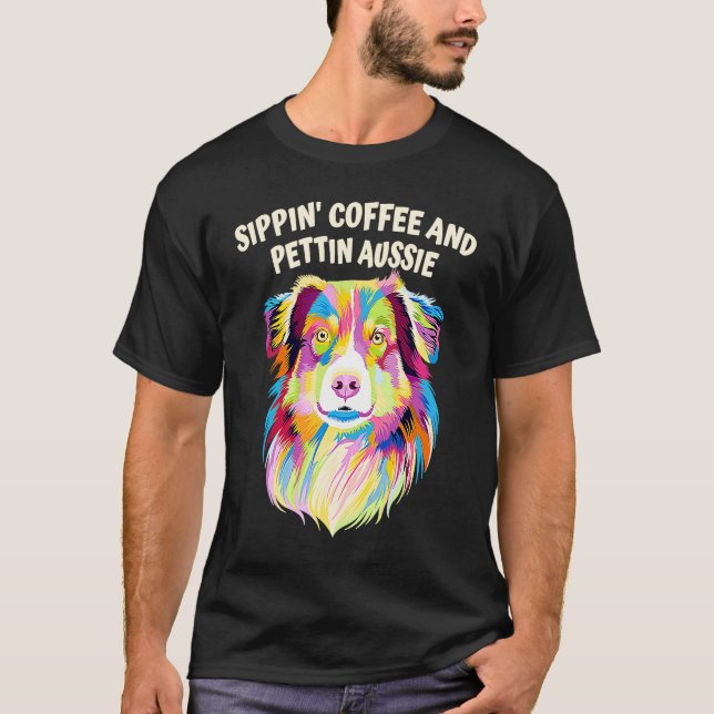 Camiseta Sippin Coffee and Pettin Aussie Australian Shepher (Frente)