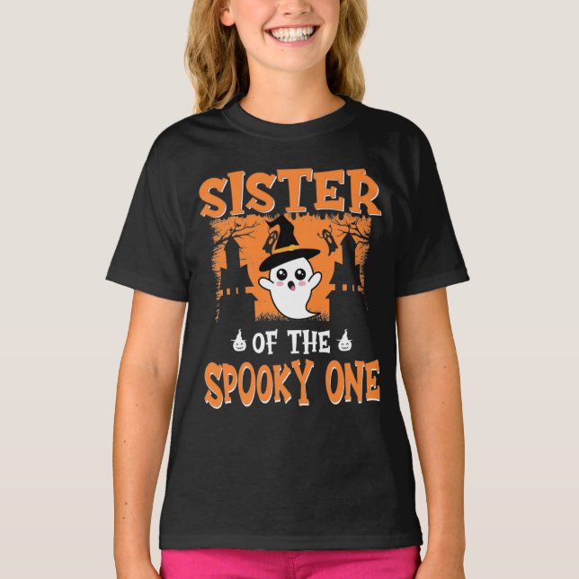 Camiseta Sister of the Spooky One, 1St Birthday Halloween  (Frente)