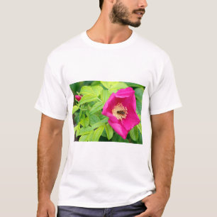 Camiseta Sitka Alaska Forest Bumblebee em Rosa Flower