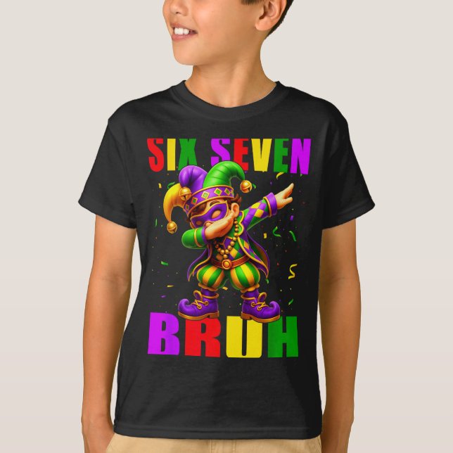 Camiseta Six Seven Bruh Mardi Gras Jester Dab 6 7 Meme Fat  (Frente)
