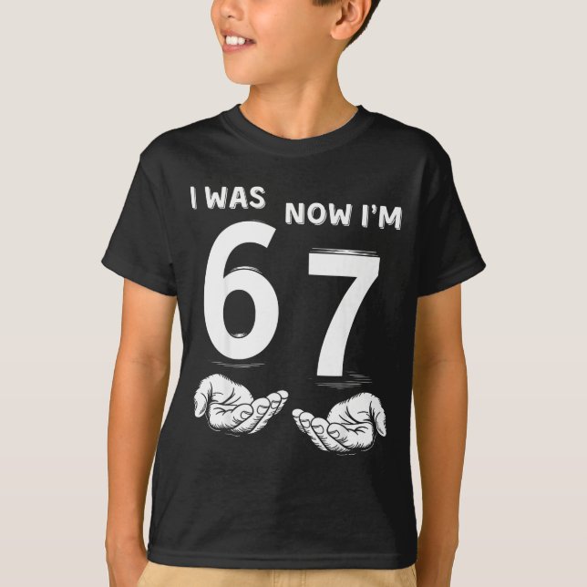 Camiseta Six Seven Meme 7 Year Old Birthday Shirt Was 6 Now (Frente)