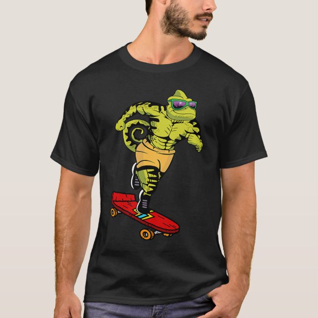 Camiseta Skaters Having Fun Cool Chameleon Skateboard  For  (Frente)