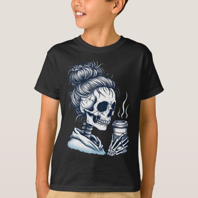 Camiseta Skeleton Bebendo Café Mensagem de Mulher Arma Dia  (Frente)