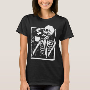Camiseta Skeleton do bebendo de café Halloween