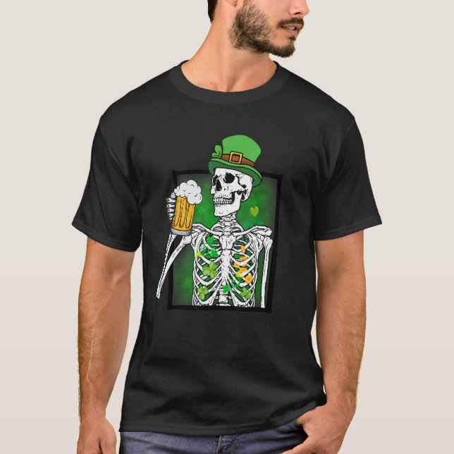 Camiseta Skeleton Drinking Beer St Patricks Day Shamrock Dr (Frente)