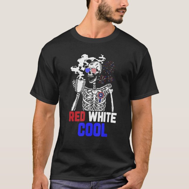 Camiseta Skeleton Drinking Coffee 4th of July Cool Red And  (Frente)