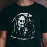 Camiseta Skeleton Grim Reaper Segurando Gato Engraçado<br><div class="desc">Celebre a vida do solteiro deste Dia de os namorados. É o último canto engraçado e sarcástico para comemorações solitárias. Como mãe de gato ou pai de gato orgulhoso, esta camisa irônica é o seu bilhete para um Dia de os namorados puramente rebelde. Assuma o humor, admita a ironia, e...</div>