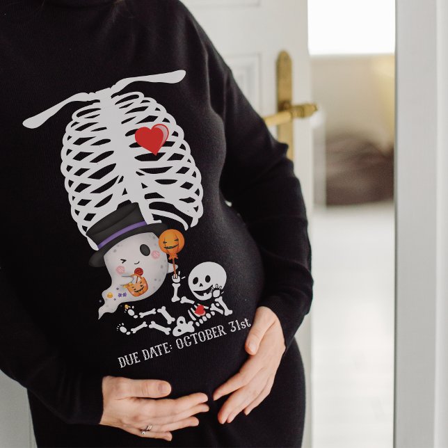 Camiseta Skeleton Halloween Novo Anúncio de Gravidez da Mãe (Pregnancy Announcement Little BOO is Almost Due)
