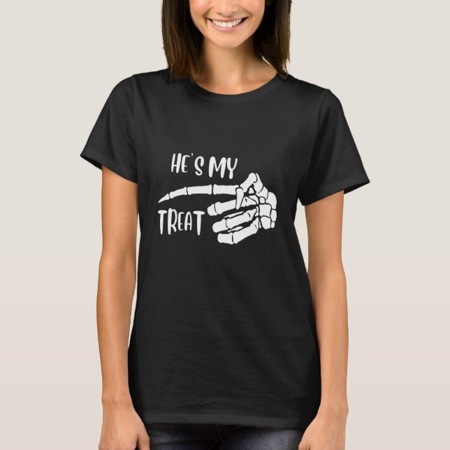 Camiseta Skeleton Hand He's My Treat Halloween Matching Cou (Frente)