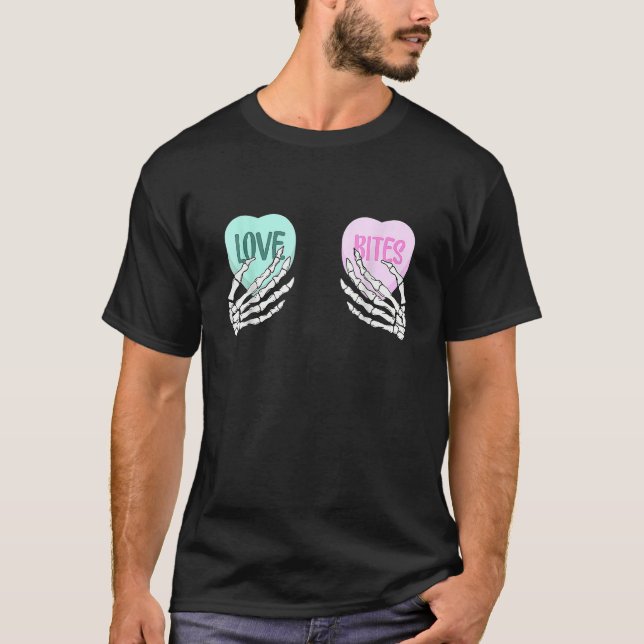 Camiseta Skeleton Hand Love Bites Heart Funny Couple Valent (Frente)