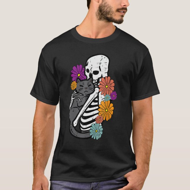 Camiseta Skeleton Hugging Black Cat Flowers Halloween Women (Frente)