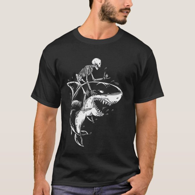 Camiseta Skeleton Riding Shark Halloween Spooky Animal Bone (Frente)