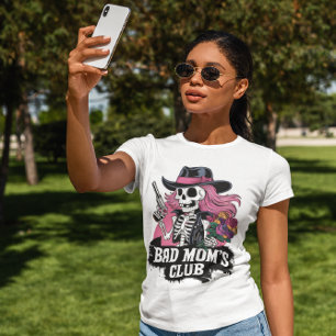 Camiseta Skeleton Styling com uma arma