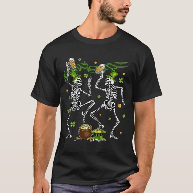 Camiseta Skeletons Dançantes Leprechaun Bebendo Beer Patch (Frente)