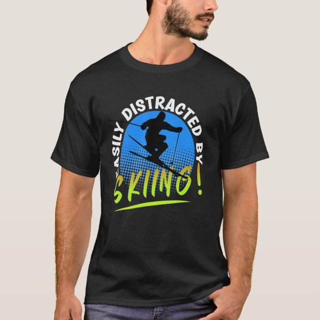Camiseta Ski Vacation Skiers Easily Distracted By Skiing (Frente)