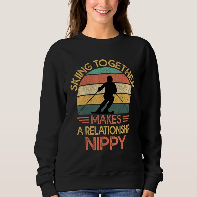 Camiseta Skiing Together Makes A Relationship Nippy  Ski Co (Frente)