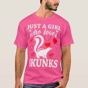 Camiseta Skunk Adora Apenas Uma Menina Que Ama Os Skunks