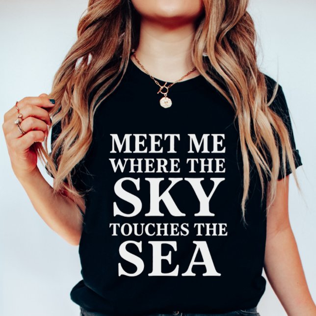 Camiseta Sky Meets Sea Typohraphy;  Nautical Summer; Quote  (Criador carregado)