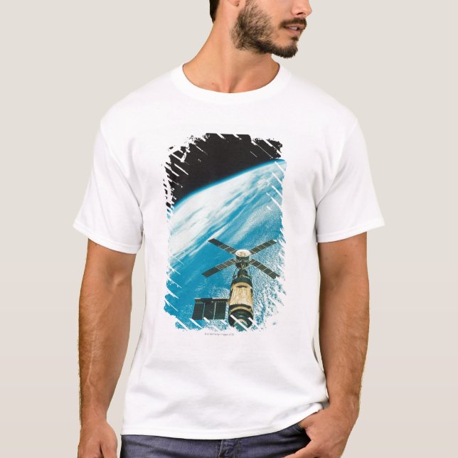 Camiseta Skylab sobre a terra (Frente)