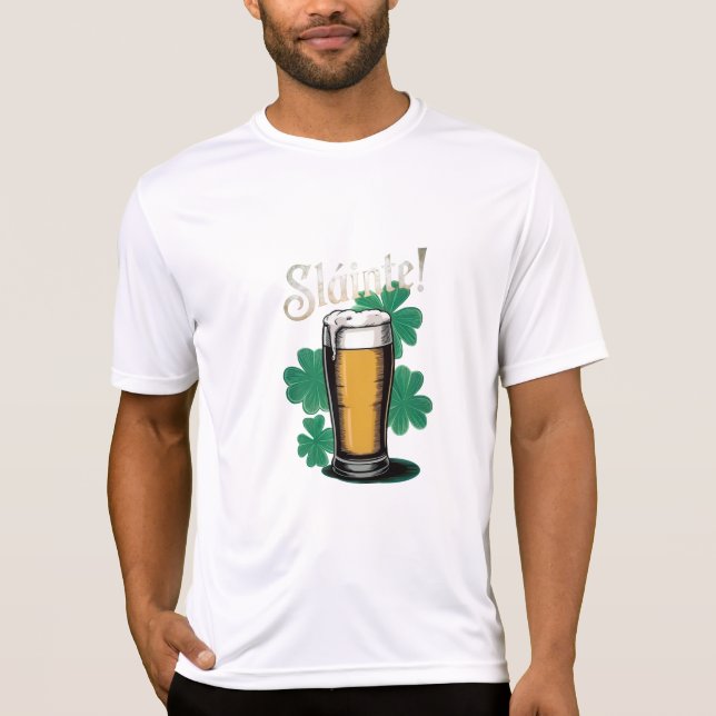 Camiseta Slàinte! Pint de Cerveja no Dia de São Patrício em (Frente)