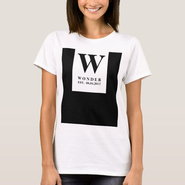 Camiseta Sleek Newly Wed Monogram | Black Minimalist Weddin (Frente)