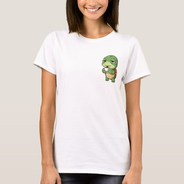 Camiseta Sleepy Green Turtle Sipping Dark Coffee (Frente)