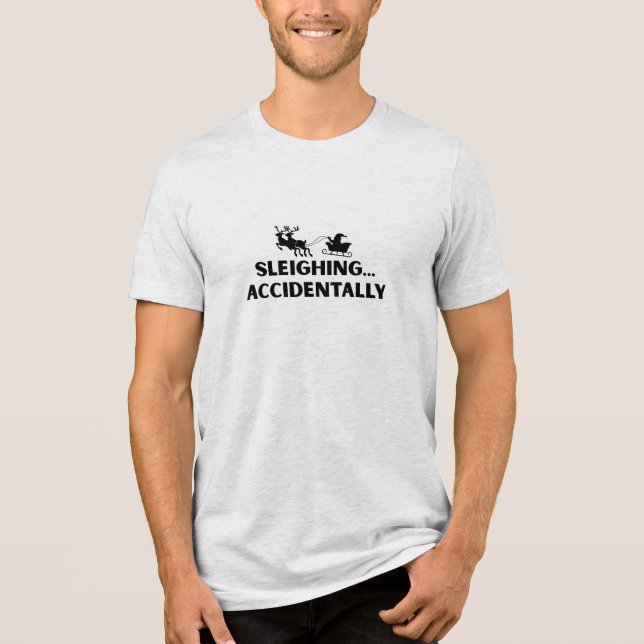 Camiseta Sleighing Accidentally Christmas Funny (Frente)