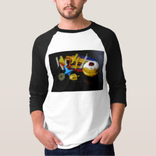 Camiseta SlipperyJoe Hanukkah natureza-morta simbólica feri