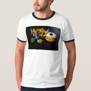 Camiseta SlipperyJoe Hanukkah natureza-morta simbólica feri