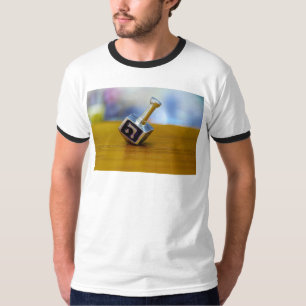 Camiseta SlipperyJoe's Happy Hanukkah com quatro lados gira