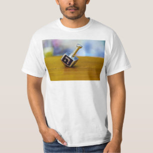 Camiseta SlipperyJoe's Happy Hanukkah com quatro lados gira