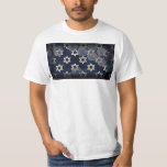 Camiseta SlipperyJoe's Happy Hanukkah, estrela múltipla do<br><div class="desc">Feliz Hanukkah,  de SlipperyJoe,  com múltiplas estrelas de símbolos David Celebração artística Judaica Hebraica Chanukah dá decorações religião judaísmo símbolo significativo contextos culturais religiosos relevantes em vários formatos hexagonais azul escuro matizes roxos escuros fundo abstrato em camadas aparência texturizada</div>
