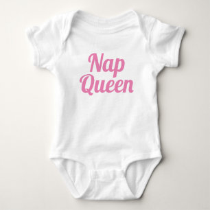 Camiseta Slogan da Rainha Rosa Nap Bebê-macarrão