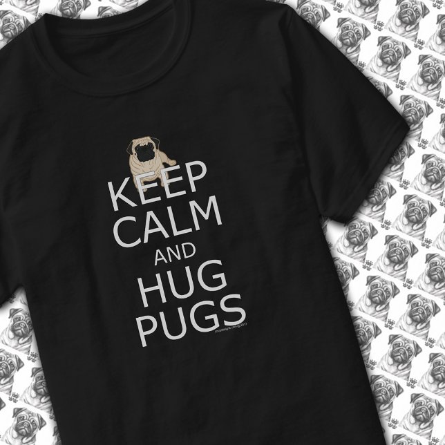 Camiseta Slogan Pug Lovers Mantenha Calmo Hug Pugs (Pug Lovers Slogan Keep Calm Hug Pugs T-Shirt)